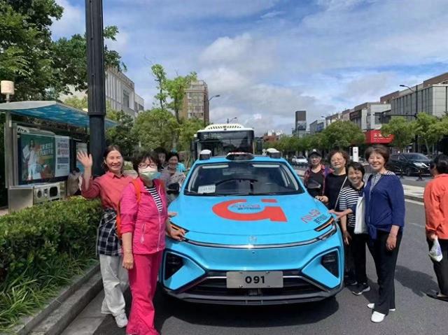 临港新片区无人驾驶进社区 星空体育平台为老人配药提供智慧服务(图1)