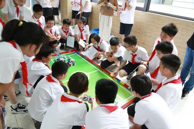 随处能学、随处能玩这所学校把人工智能教育融入校园日常星空体育平台·app(图2)
