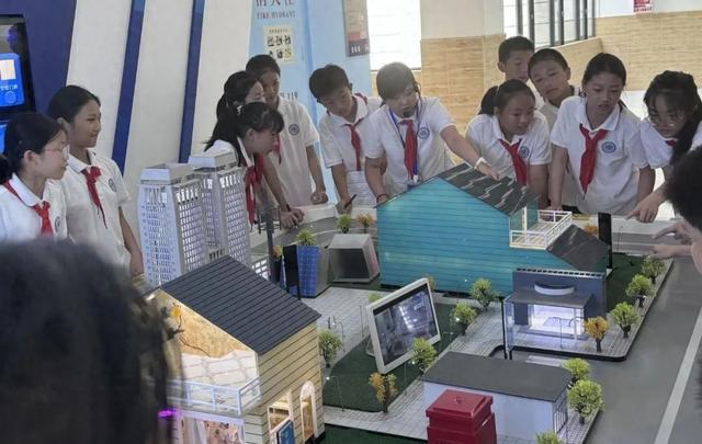 随处能学、随处能玩这所学校把人工智能教育融入校园日常星空体育平台·app(图1)
