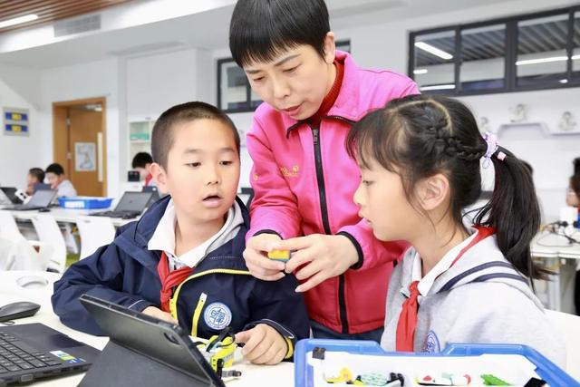 随处能学、随处能玩这所学校把人工智能教育融入校园日常星空体育平台·app(图4)
