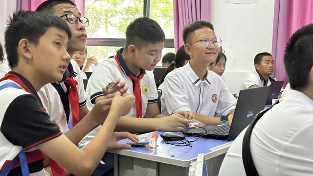 随处能学、随处能玩这所学校把人工智能教育融入校园日常星空体育平台·app(图10)