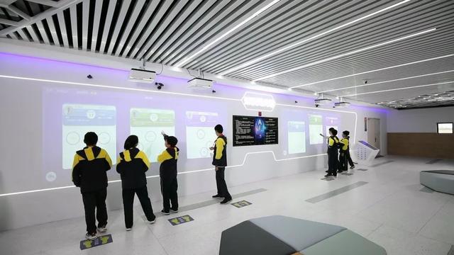 随处能学、随处能玩这所学校把人工智能教育融入校园日常星空体育平台·app(图7)