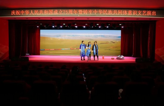 星空体育官网吉林体育学院成功举办庆祝中华人民共和国成立75周年暨铸牢中华民族共同体意识文艺演出(图5)