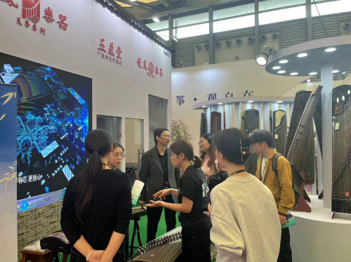 龙凤乐器上海乐展：坚守古筝传统制造的同时迈向智能新篇章