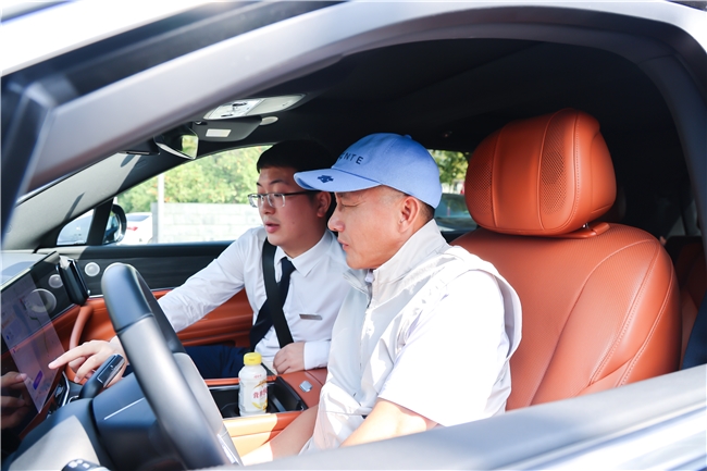 问界携手2024中国体育中巡赛比洞锦标赛引领高端生活新风尚(图2)