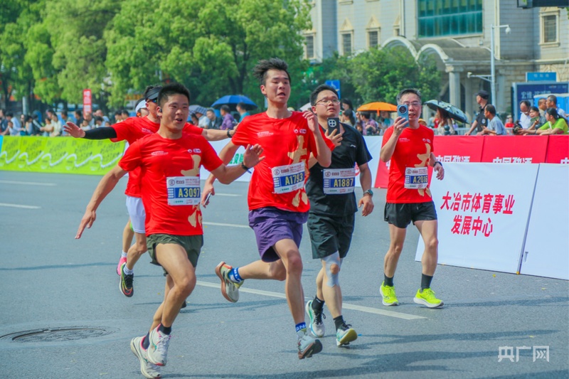 2025湖北大冶半程马拉松完美收官 2万名跑者共绘铜都新画卷(图6)