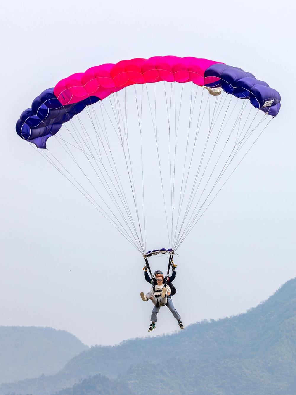 网传很赚钱冲上热搜的跳伞教练 是一份怎样的工作？(图2)