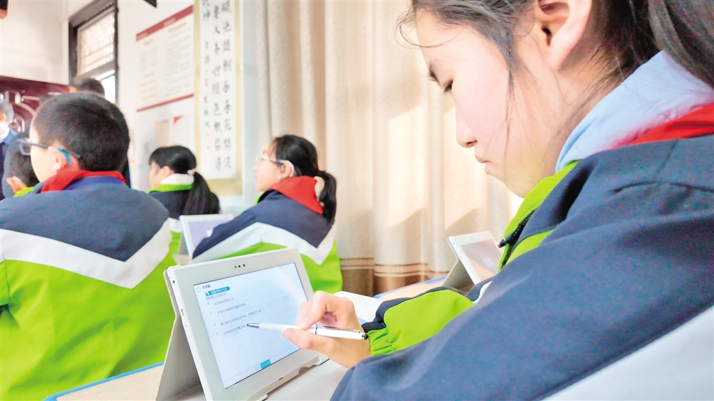 从“黑板”到“云端”——教育数字化让课堂有趣又有效 - 安康新闻网(图1)