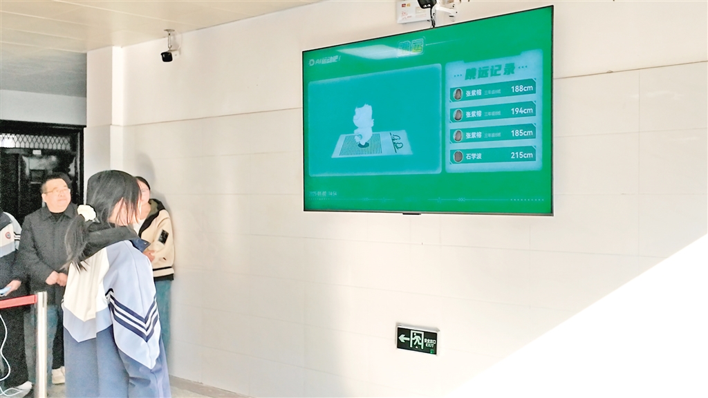 从“黑板”到“云端”——教育数字化让课堂有趣又有效 - 安康新闻网(图2)