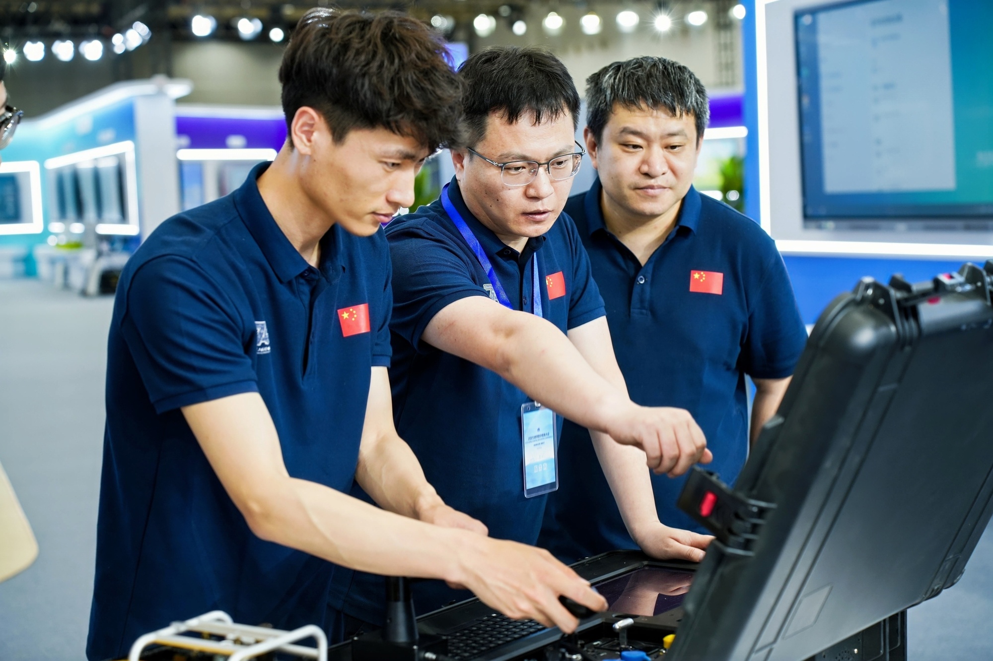 哈工程深海机器人作业虚仿实践平台亮相2025世界数字教育大会(图2)