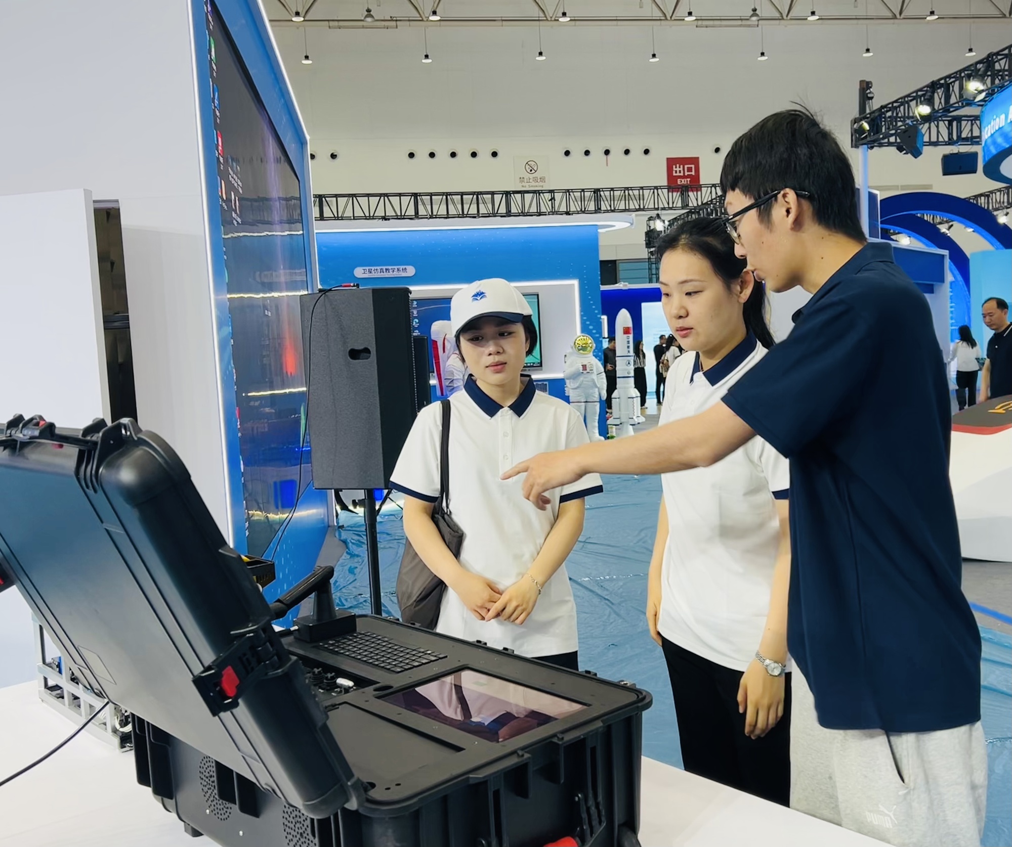哈工程深海机器人作业虚仿实践平台亮相2025世界数字教育大会(图3)