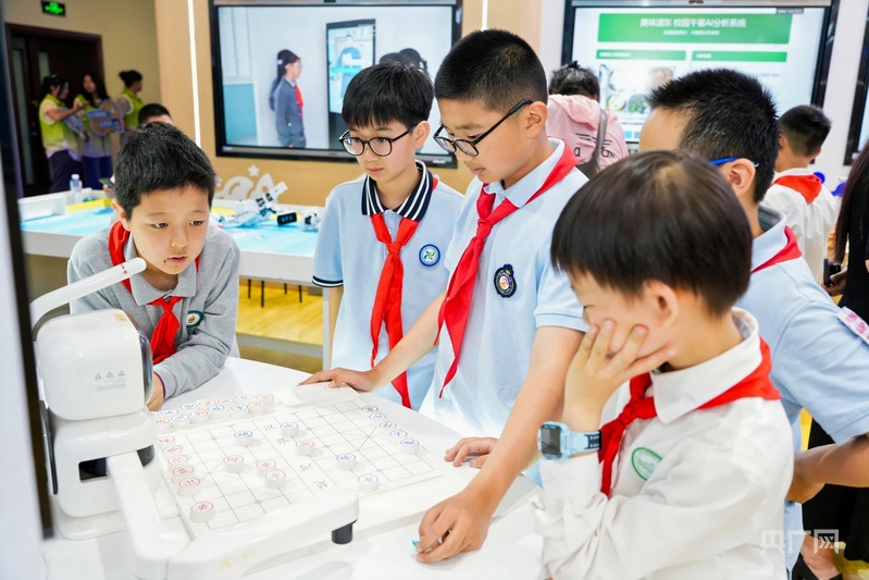 2025上海教育博览会开幕 展现“AI+教育”创新生动实践(图2) 2025上海教育博览会开幕 展现“AI+教育”创新生动实践(图2)