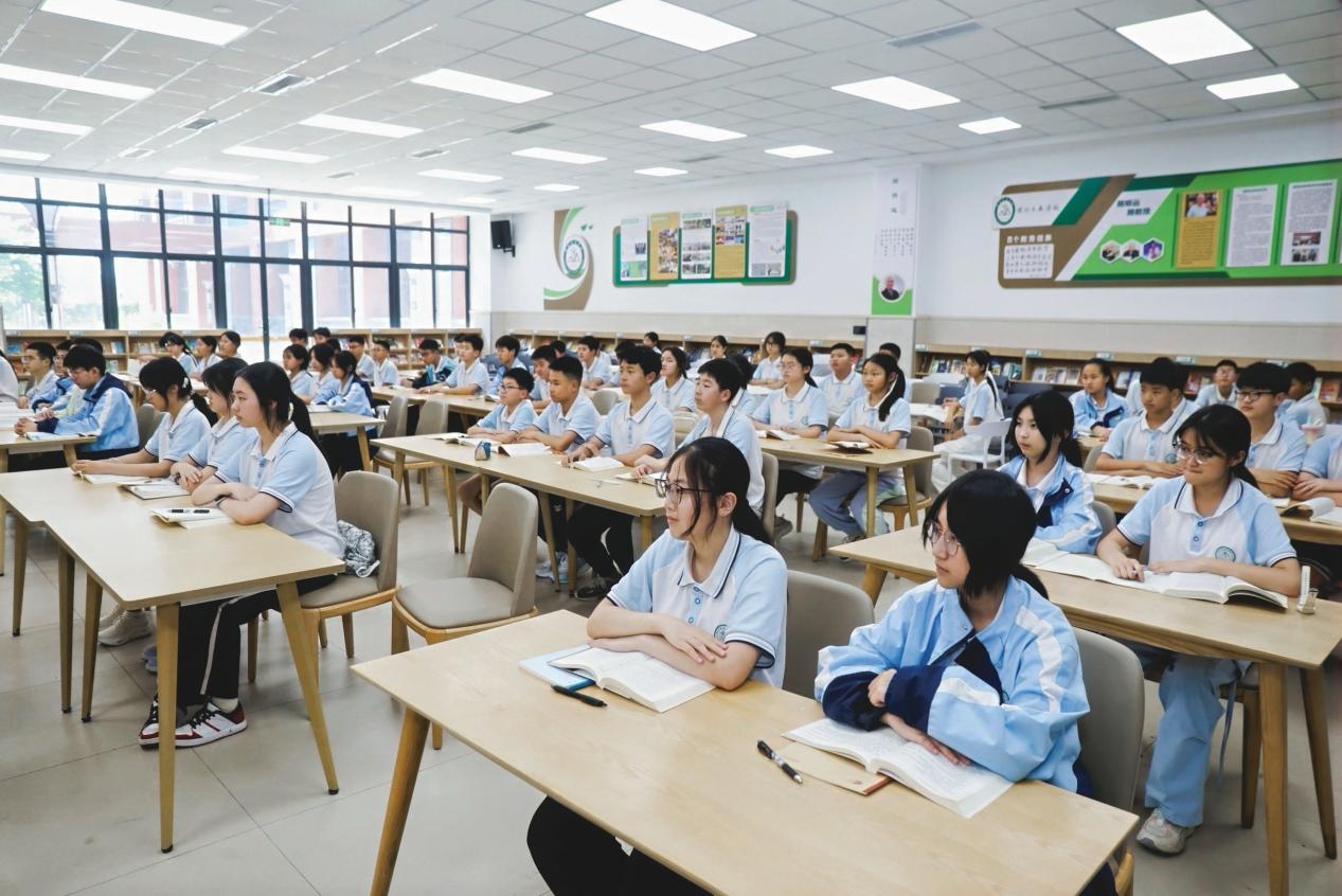 学习更有趣教育更“智慧”！40余家全国网络媒体走进重庆高新区沉浸式打探“新智慧教育”新场景(图9)