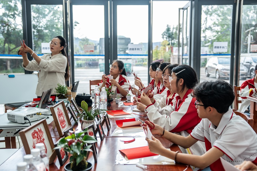 云南国土资源职业学院开展2025年职业教育活动周系列活动_新华网(图3)