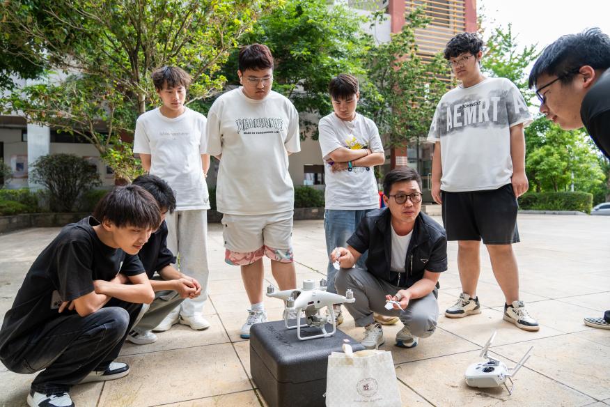 云南国土资源职业学院开展2025年职业教育活动周系列活动_新华网(图2)