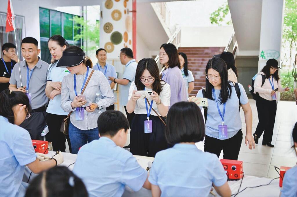 学习更有趣 教育更“智慧”！40余家全国网络媒体走进重庆高新区沉浸式打探“新智慧教育”新场景(图8)