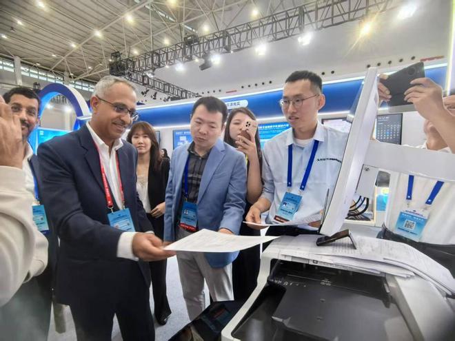 2025世界数字教育大会科大讯飞展示AI赋能教育新突破(图2) 2025世界数字教育大会科大讯飞展示AI赋能教育新突破(图2)