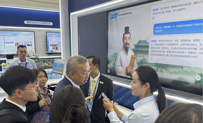 2025世界数字教育大会科大讯飞展示AI赋能教育新突破(图1) 2025世界数字教育大会科大讯飞展示AI赋能教育新突破(图1)