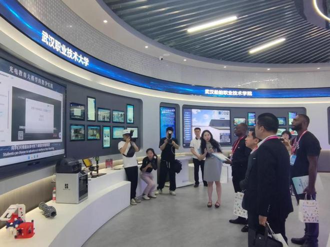 2025世界数字教育大会科大讯飞展示AI赋能教育新突破(图4) 2025世界数字教育大会科大讯飞展示AI赋能教育新突破(图4)